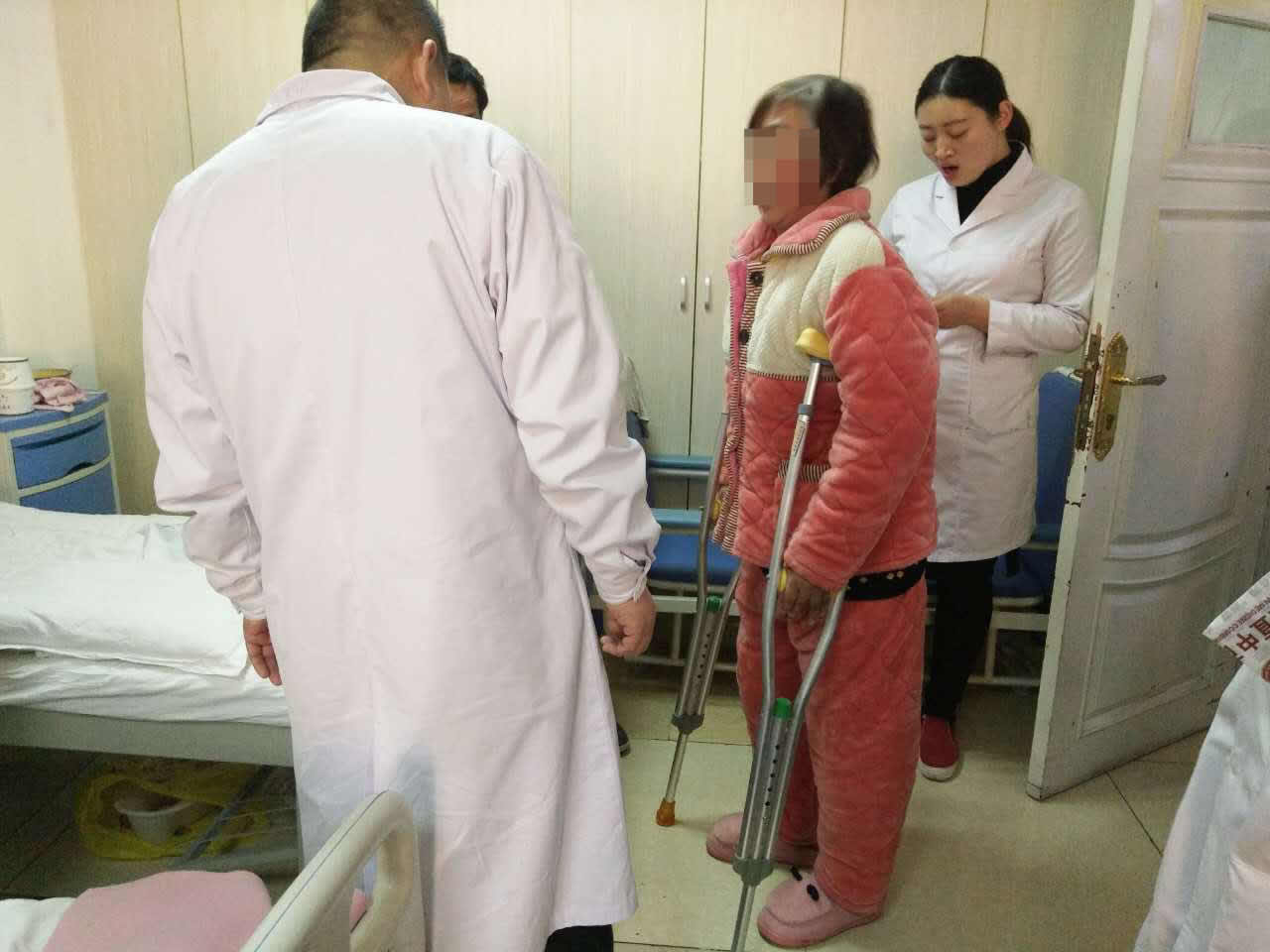 亲自搀扶患者-2.jpg